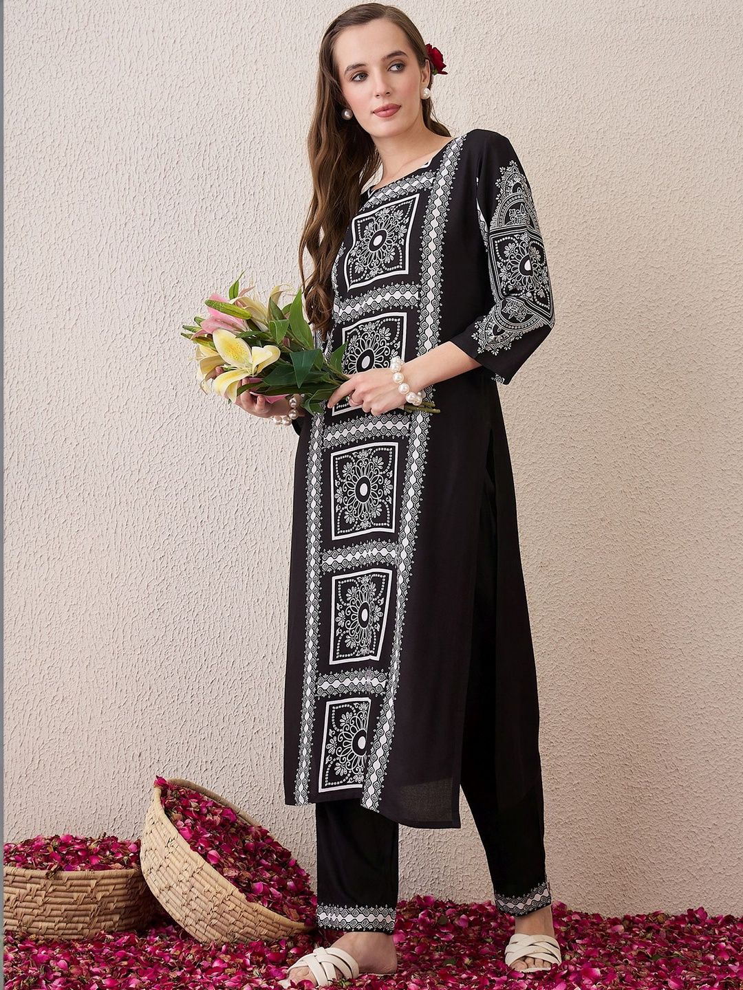 Women Ethnic Motifs Printed Regular Kurta with Trousers