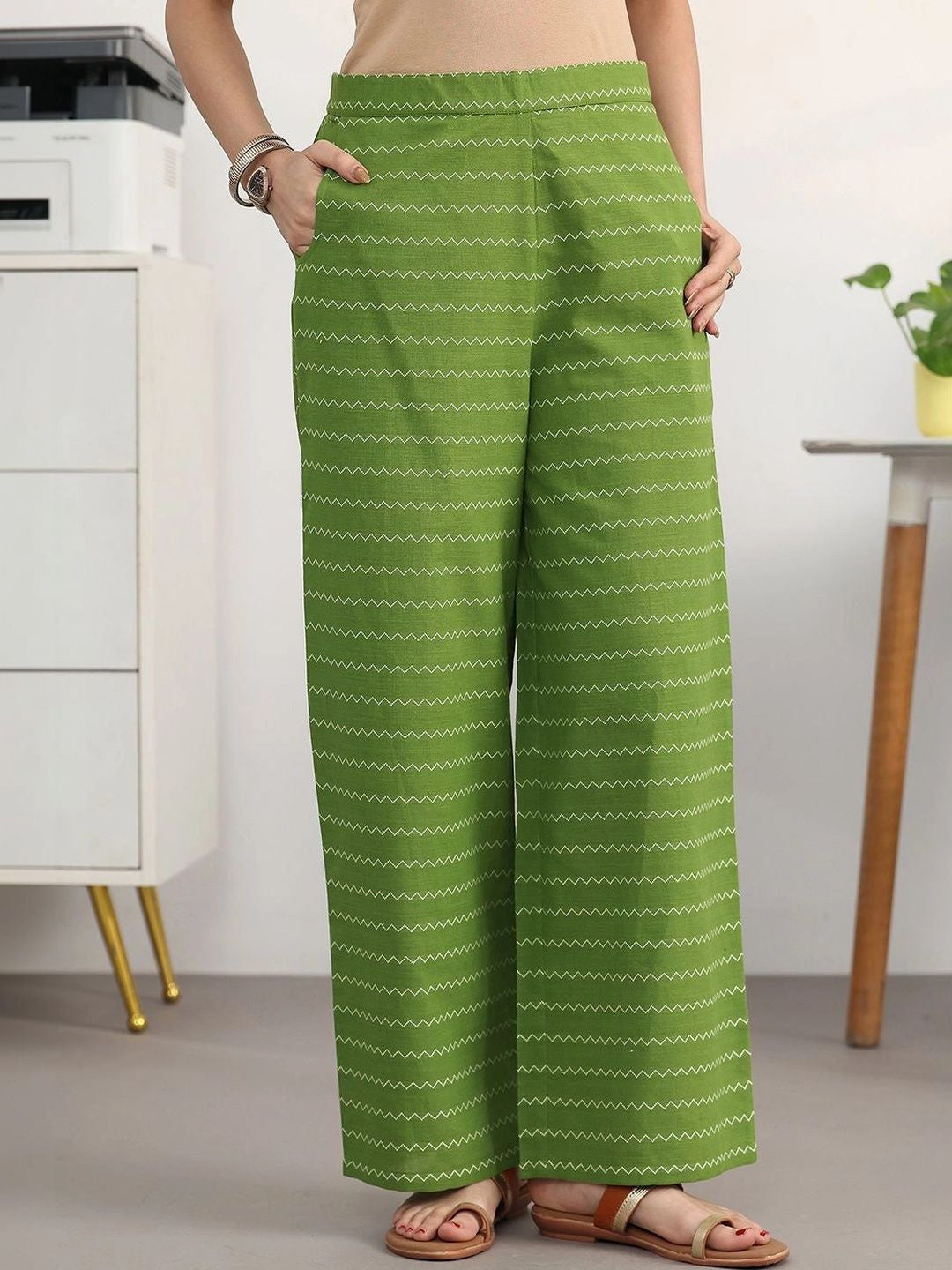 Women Printed Regular Kurta with Trousers