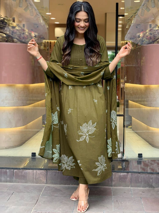 Dhiyona KL Women Floral Printed Pleated Kurta with Trousers & With Dupatta