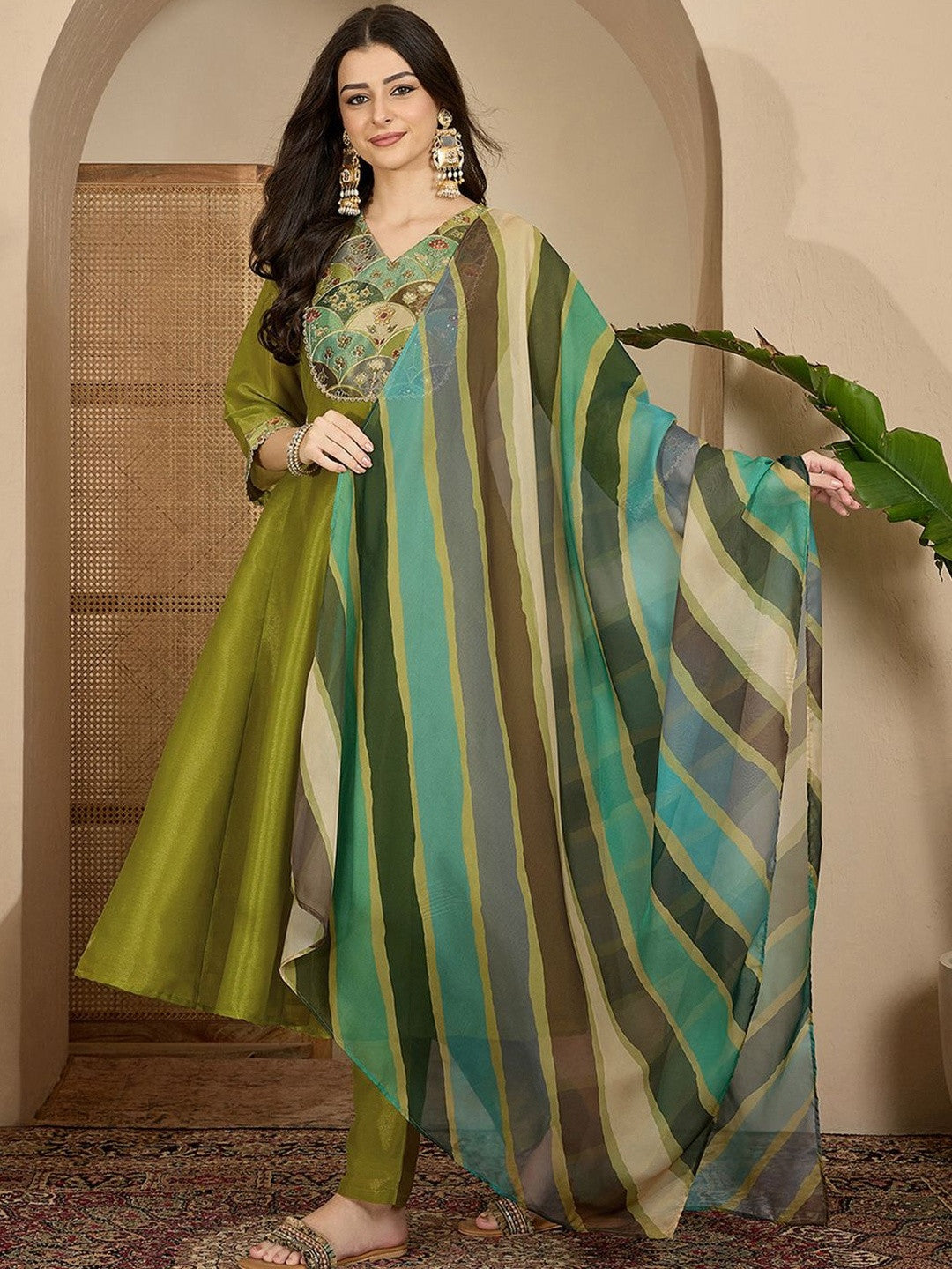 Women Printed Silk Blend Kurta Sets