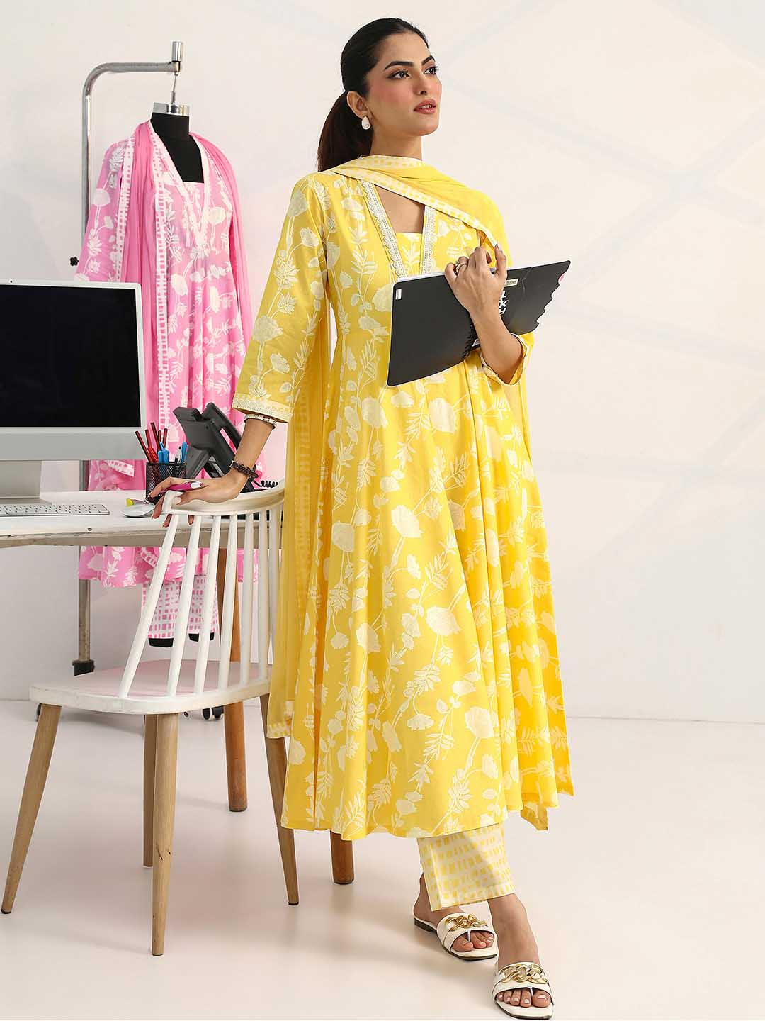 Women Floral Printed Regular Cotton Blend Kurta with Trousers & With Dupatta