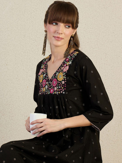 Women Embroidered Thread Work Pure Cotton Kurta with Trousers
