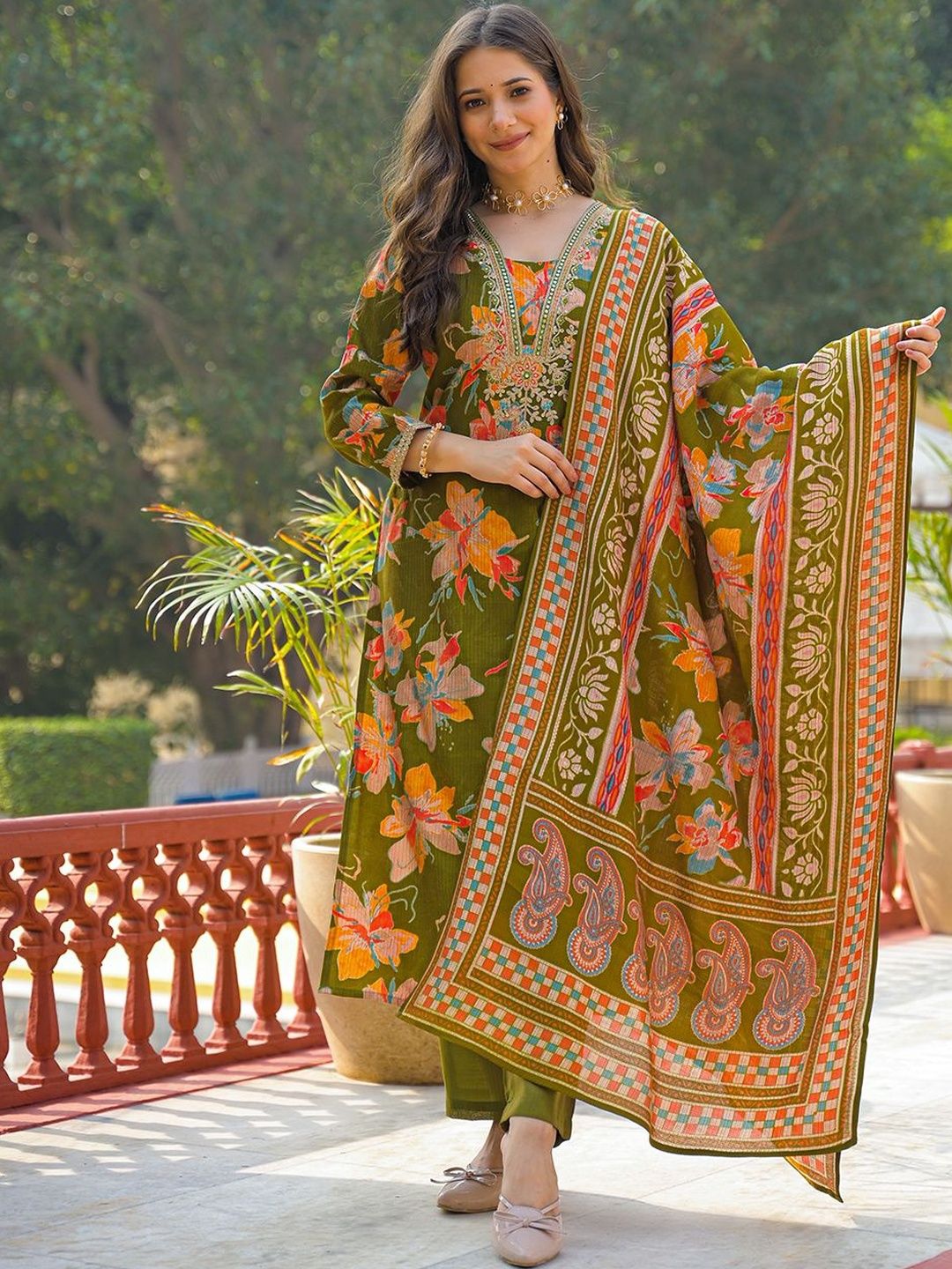 Dhiyona KL Women Floral Printed Regular Thread Work Kurta with Trousers & With Dupatta