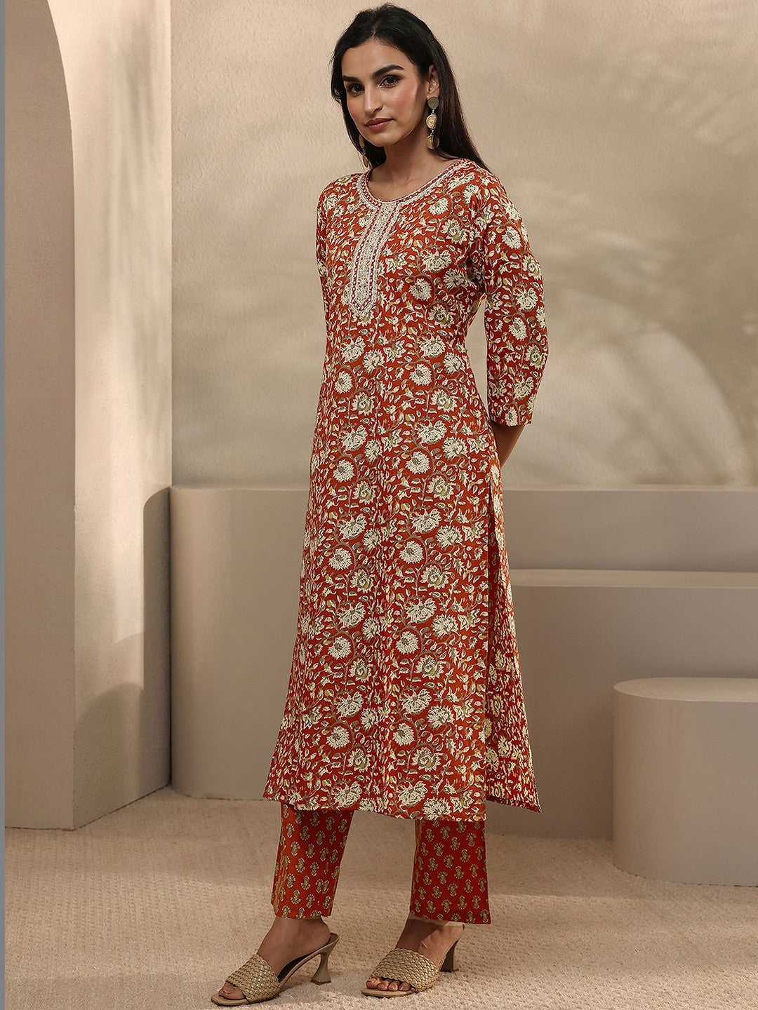 Women Floral Printed Regular Thread Work Kurta with Trousers & With Dupatta