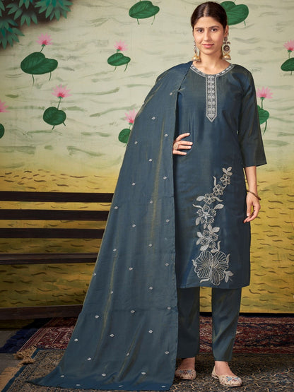 Embroidered Round Neck Kurti & Trousers With Dupatta