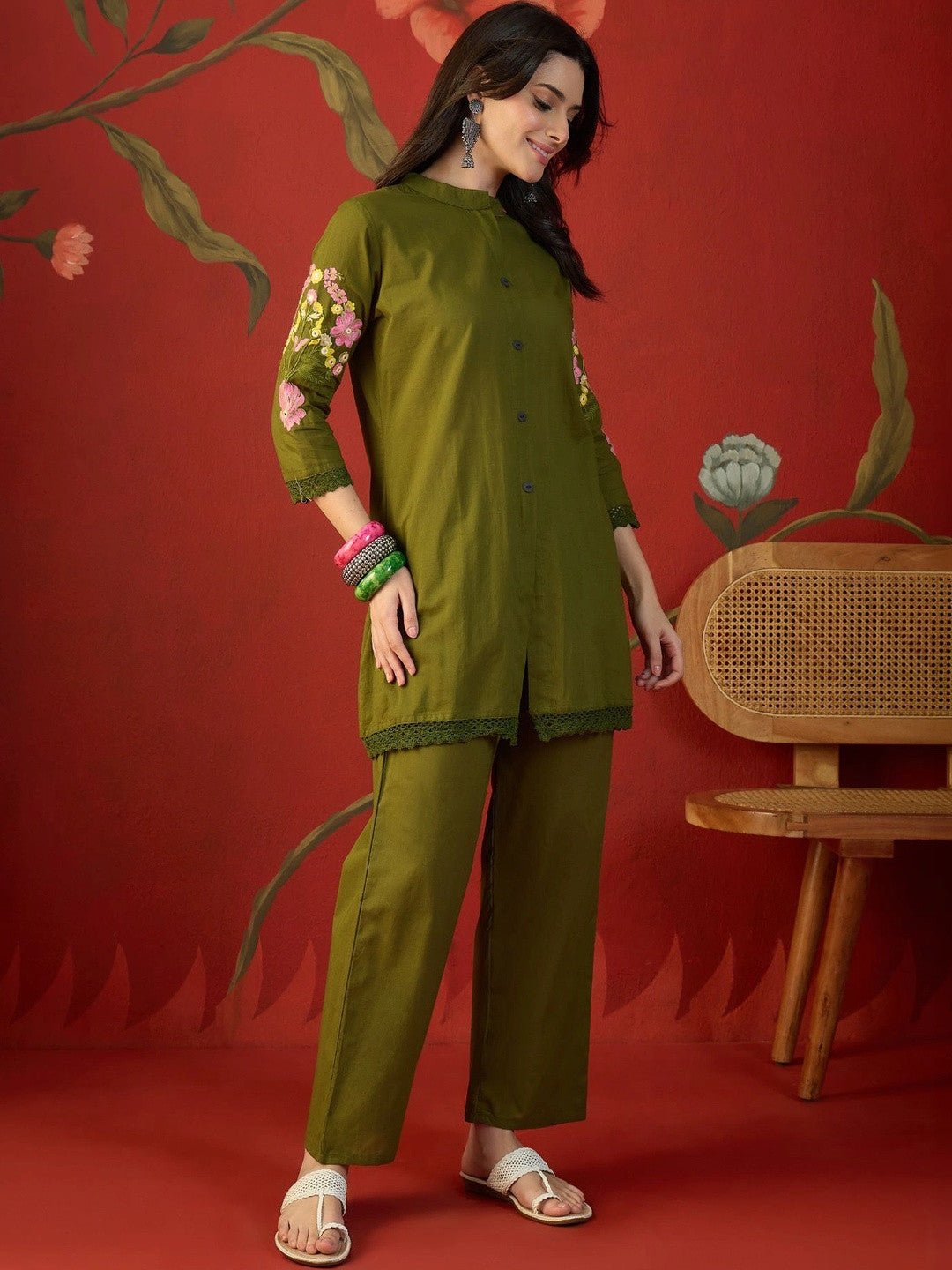 Women Floral Embroidered Regular Thread Work Pure Cotton Kurta with Trousers