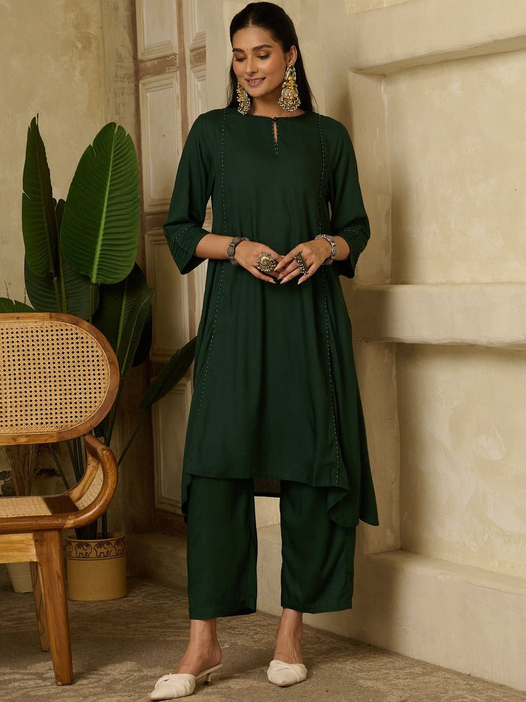 Women Green Regular Thread Viscose Rayon Round Neck Work Kurta Sets