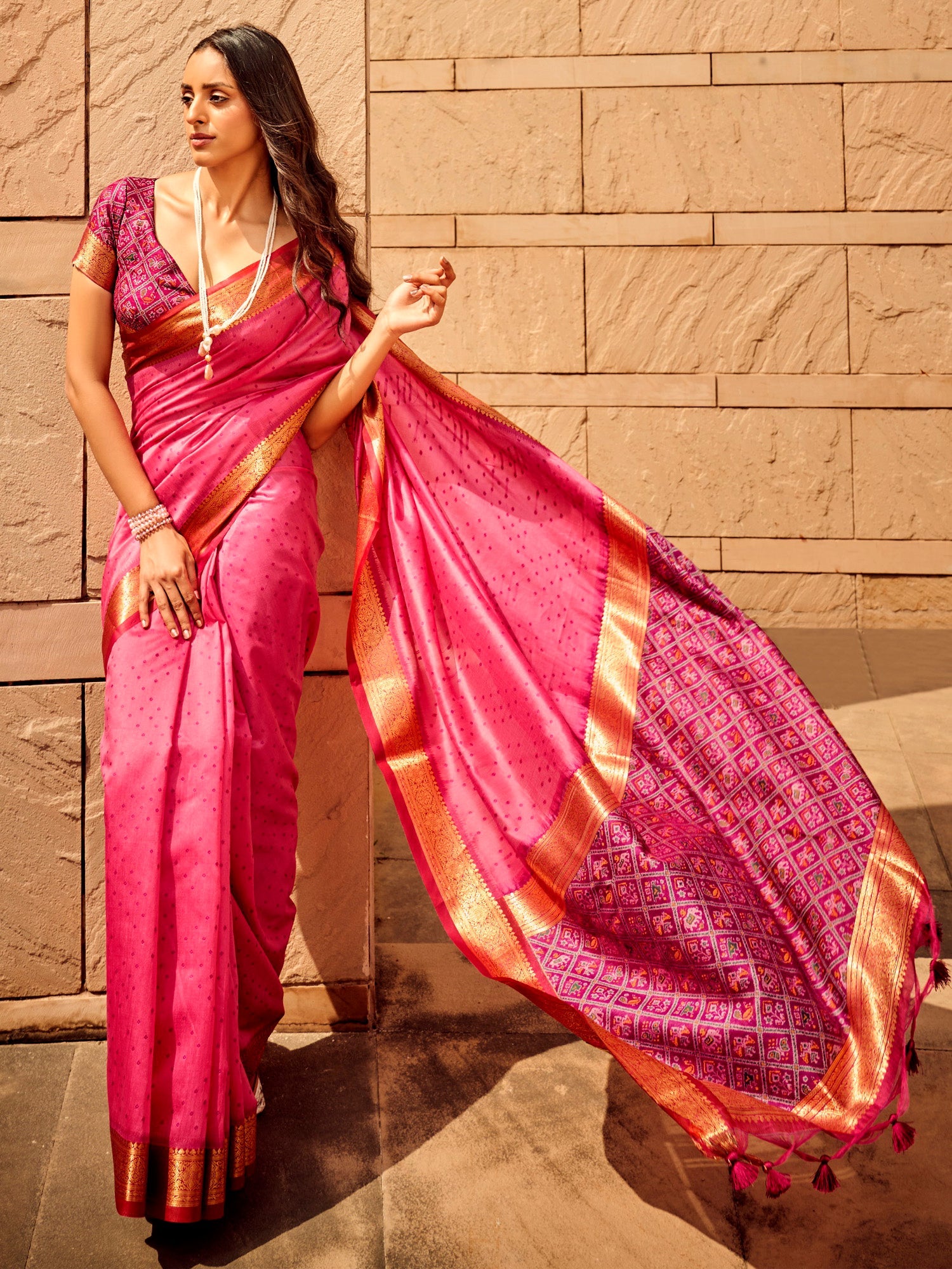 Women's Silk Blend Pink Woven Design Designer Saree With Blouse Piece