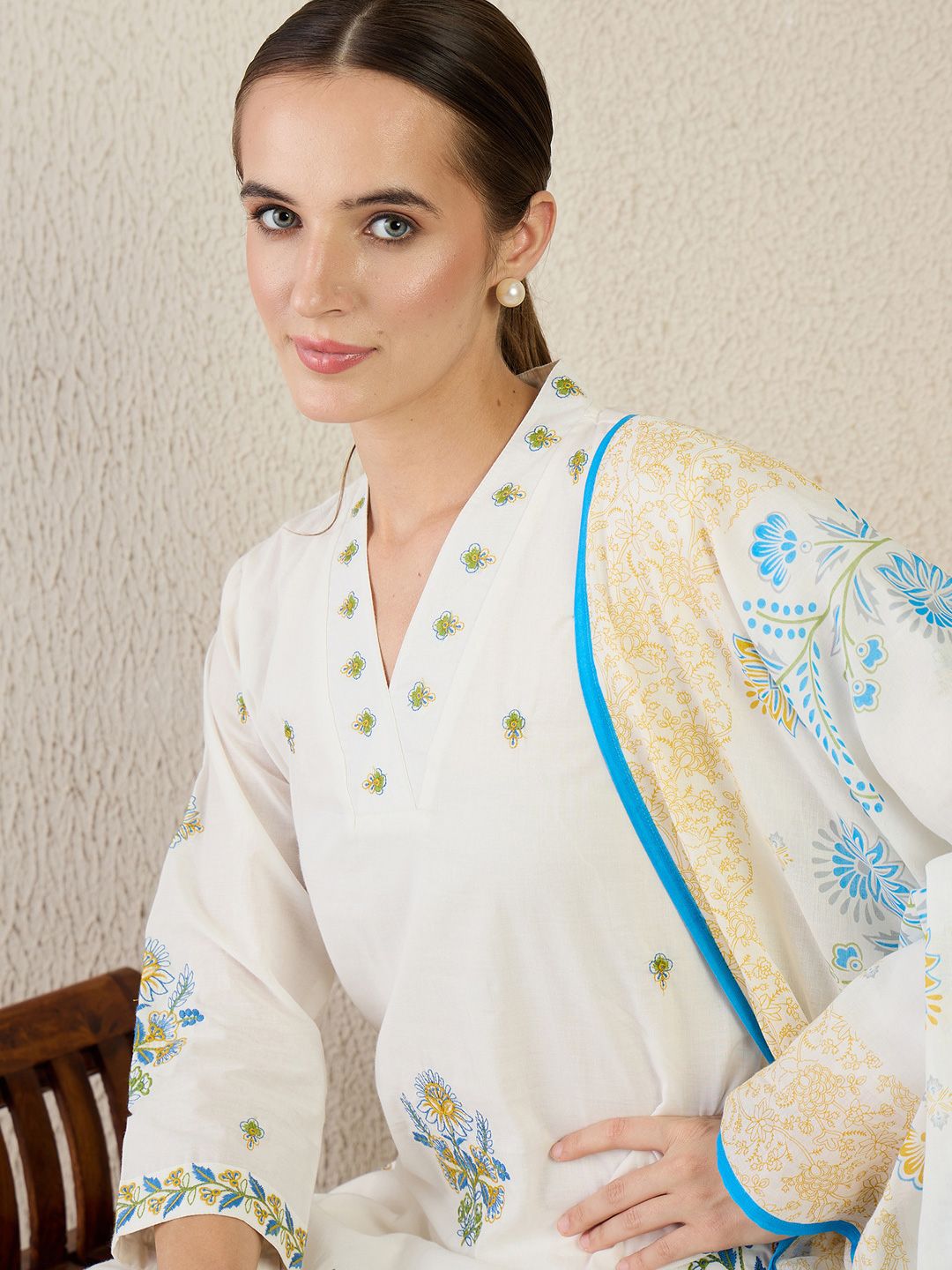 Women Floral Embroidered Thread Work Pure Cotton Kurta with Trousers & Dupatta