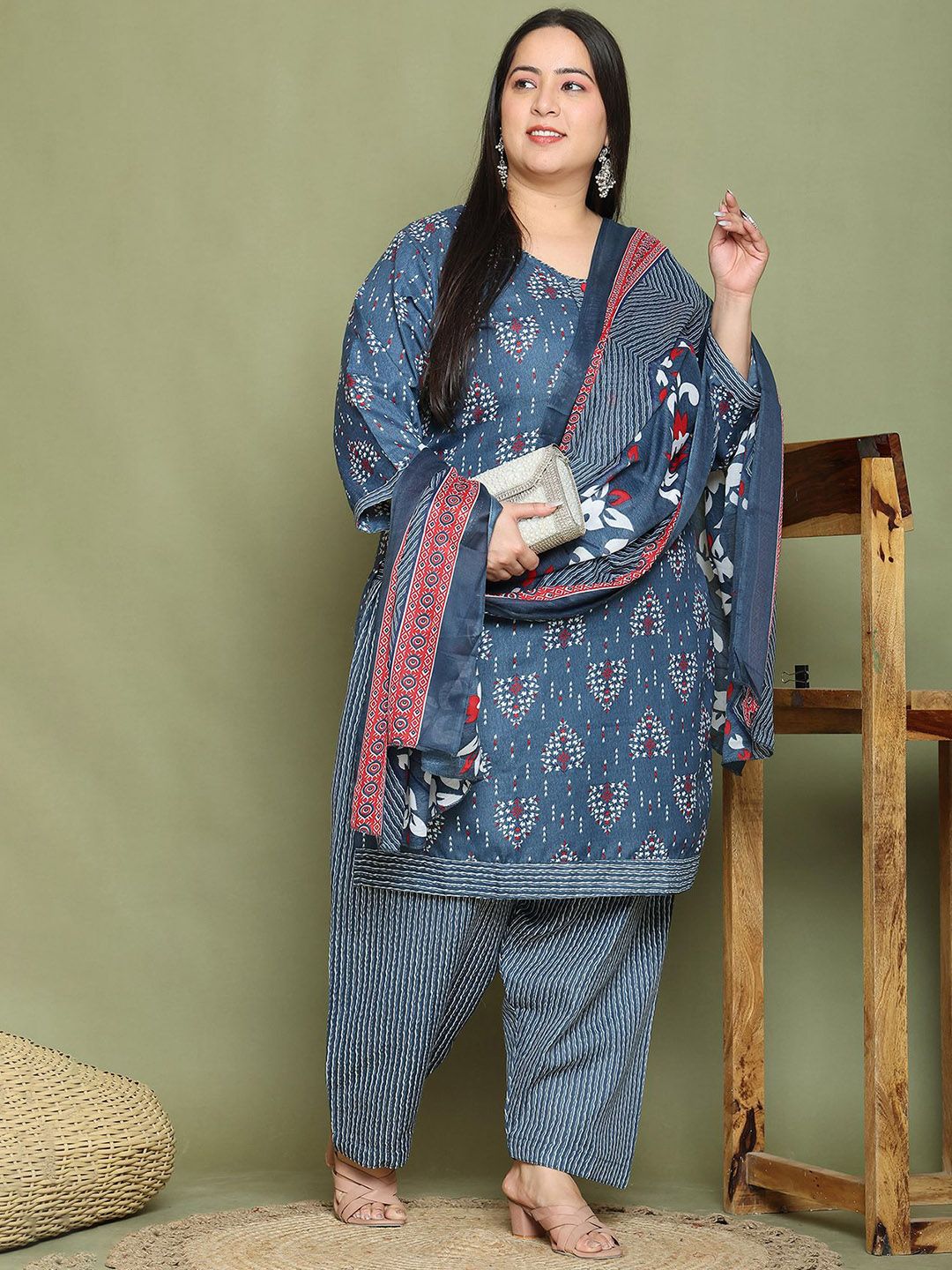 Dhiyona KL Women Plus Size Floral Printed Kurti with Salwar & Dupatta