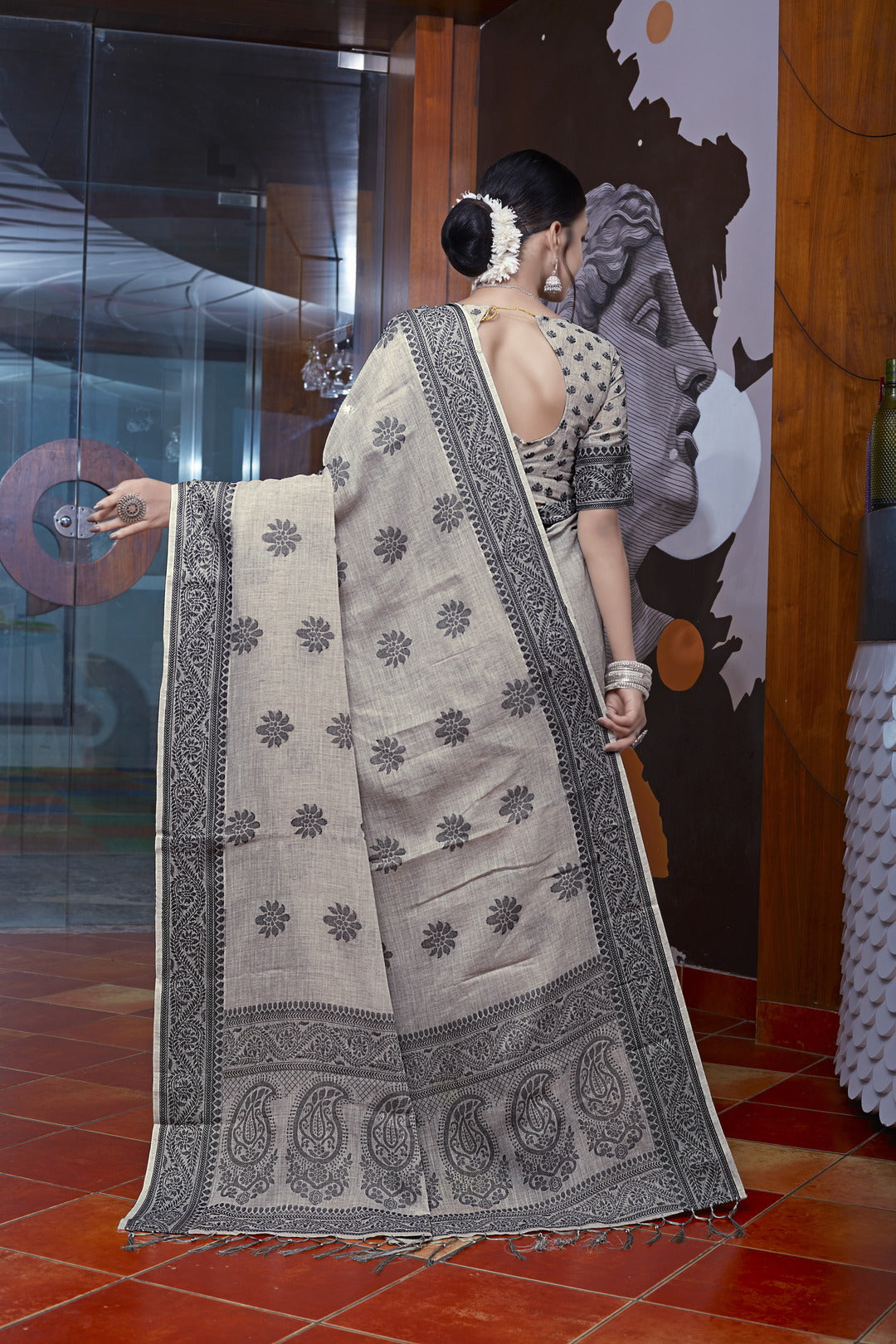 Dhiyona GR Women's Pihu Pele Grey Ethnic Motif Cotton Linen Saree
