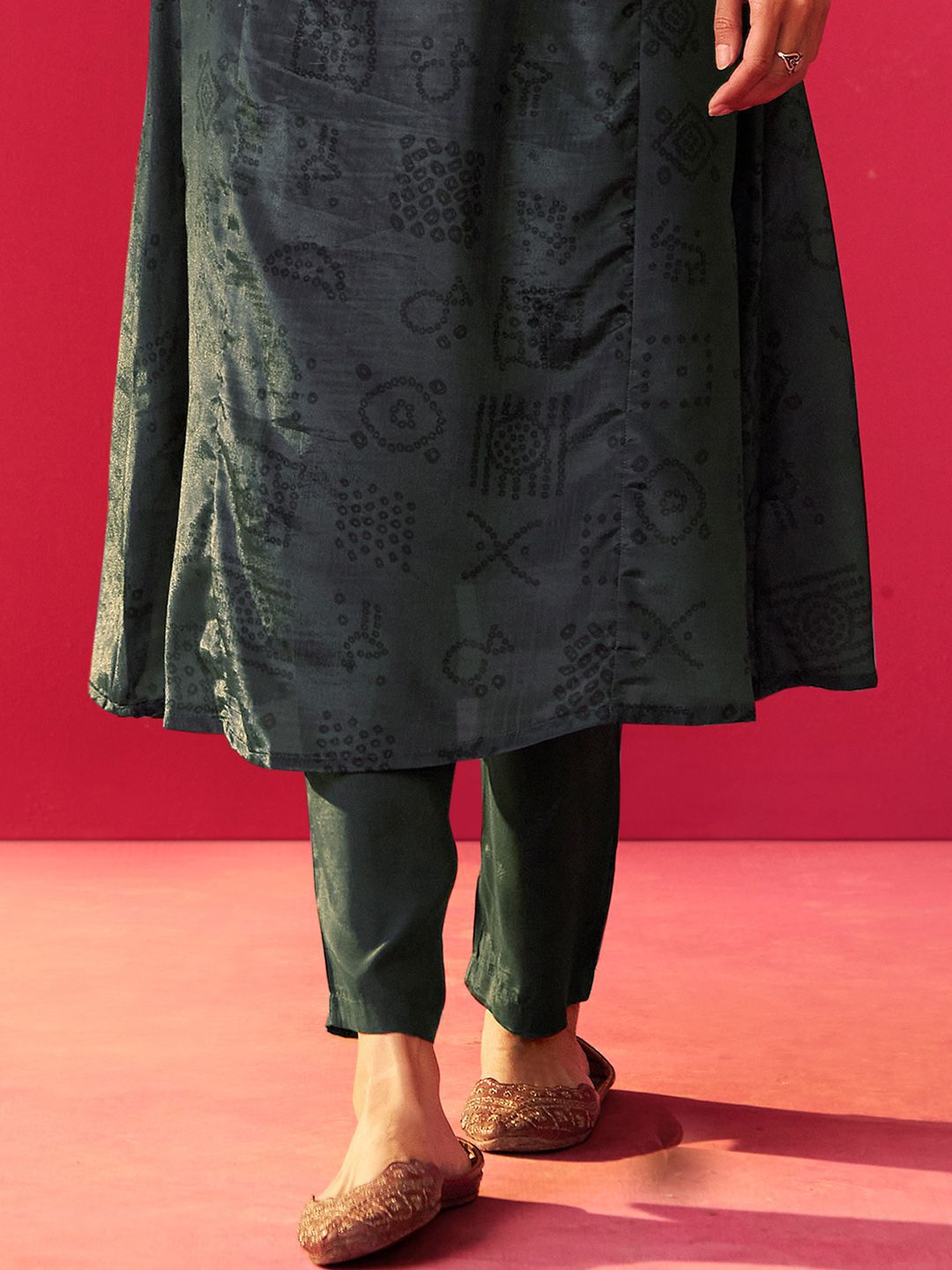 Dhiyona IE Floral Embroidered Notch Neck Tunic & Trousers