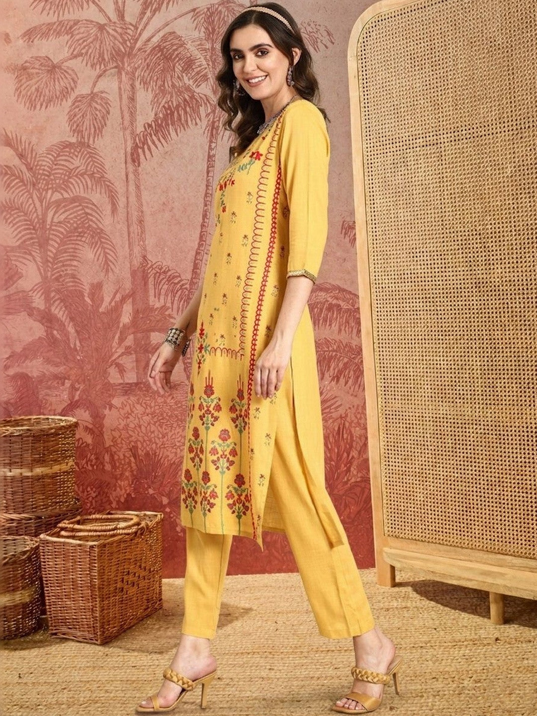 Women Floral Printed Round Neck Kurta Set With Dupatta