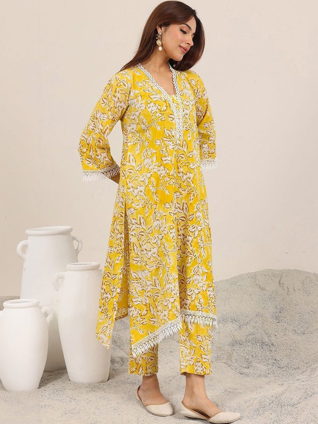 Women Floral Printed Regular Kurta with Trousers