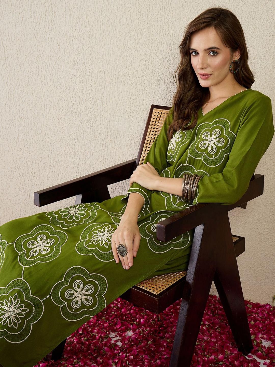 Dhiyona IE Women Floral Embroidered Kurta with Trousers