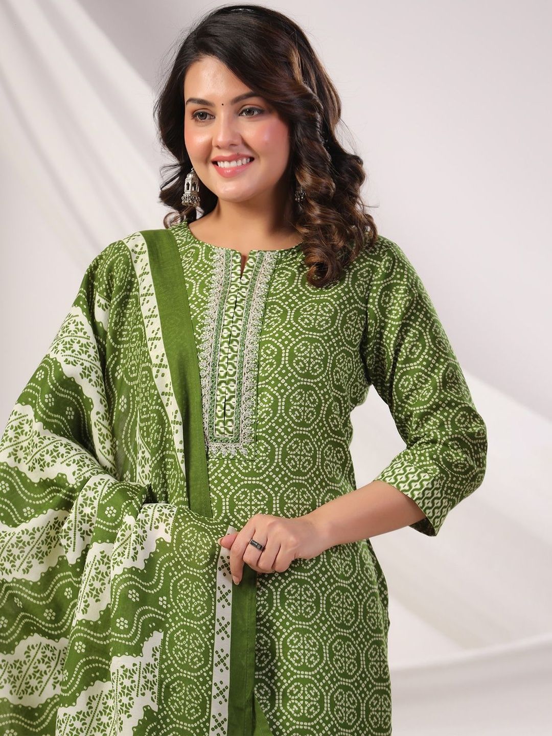 Women Printed Thread Work Pure Cotton Kurta with Trousers & Dupatta