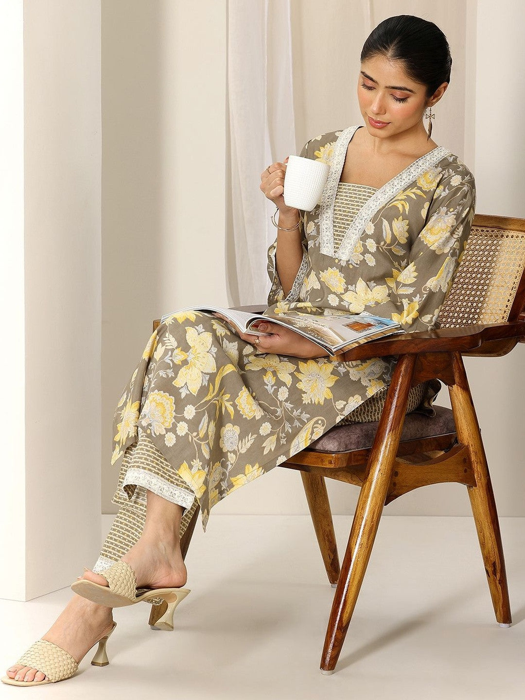 Women Floral Printed Regular Thread Work Kurta with Trousers