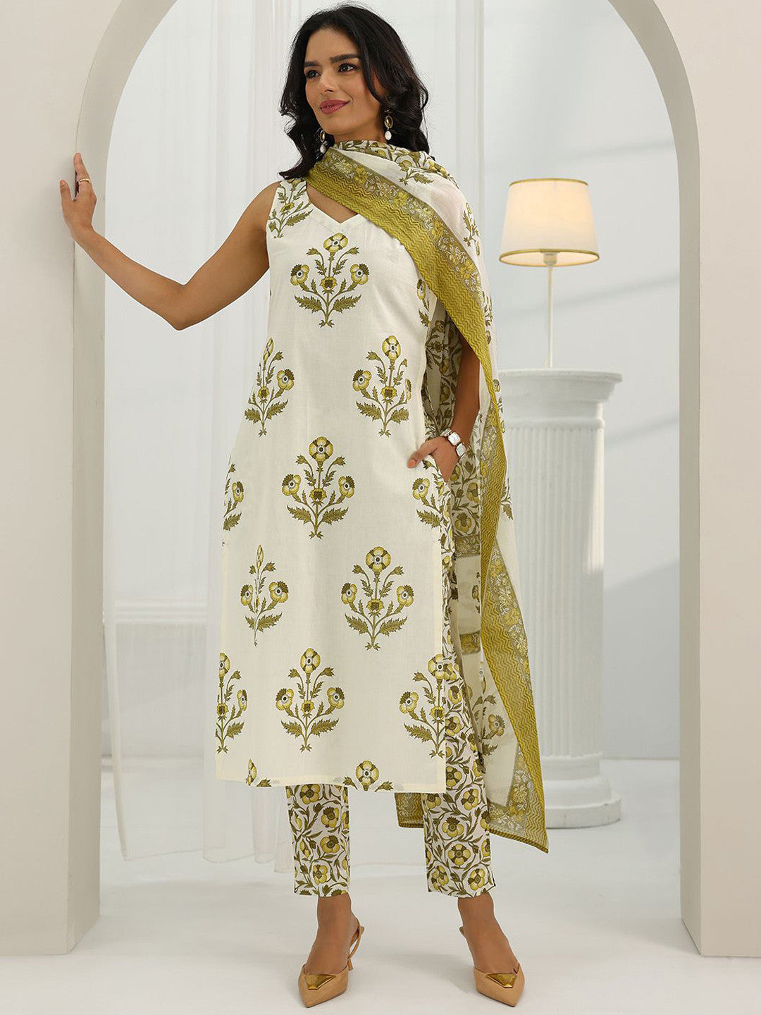 Women Floral Printed Kurta with Trousers & Dupatta