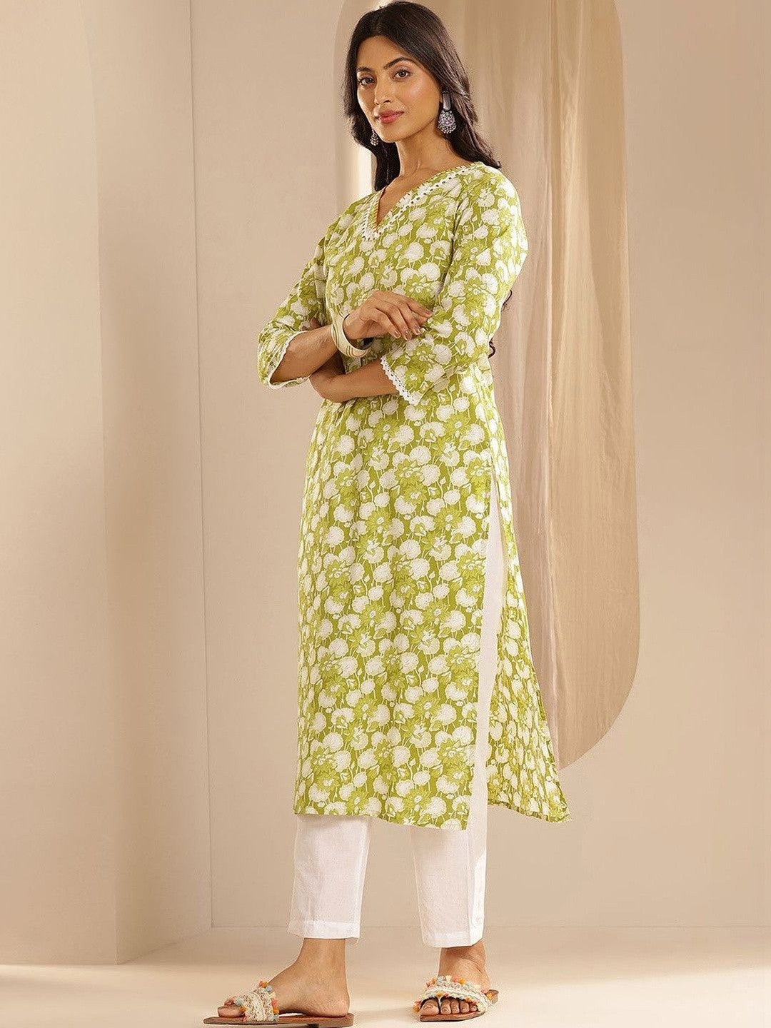 Women Floral Printed Regular Kurta with Trousers & With Dupatta