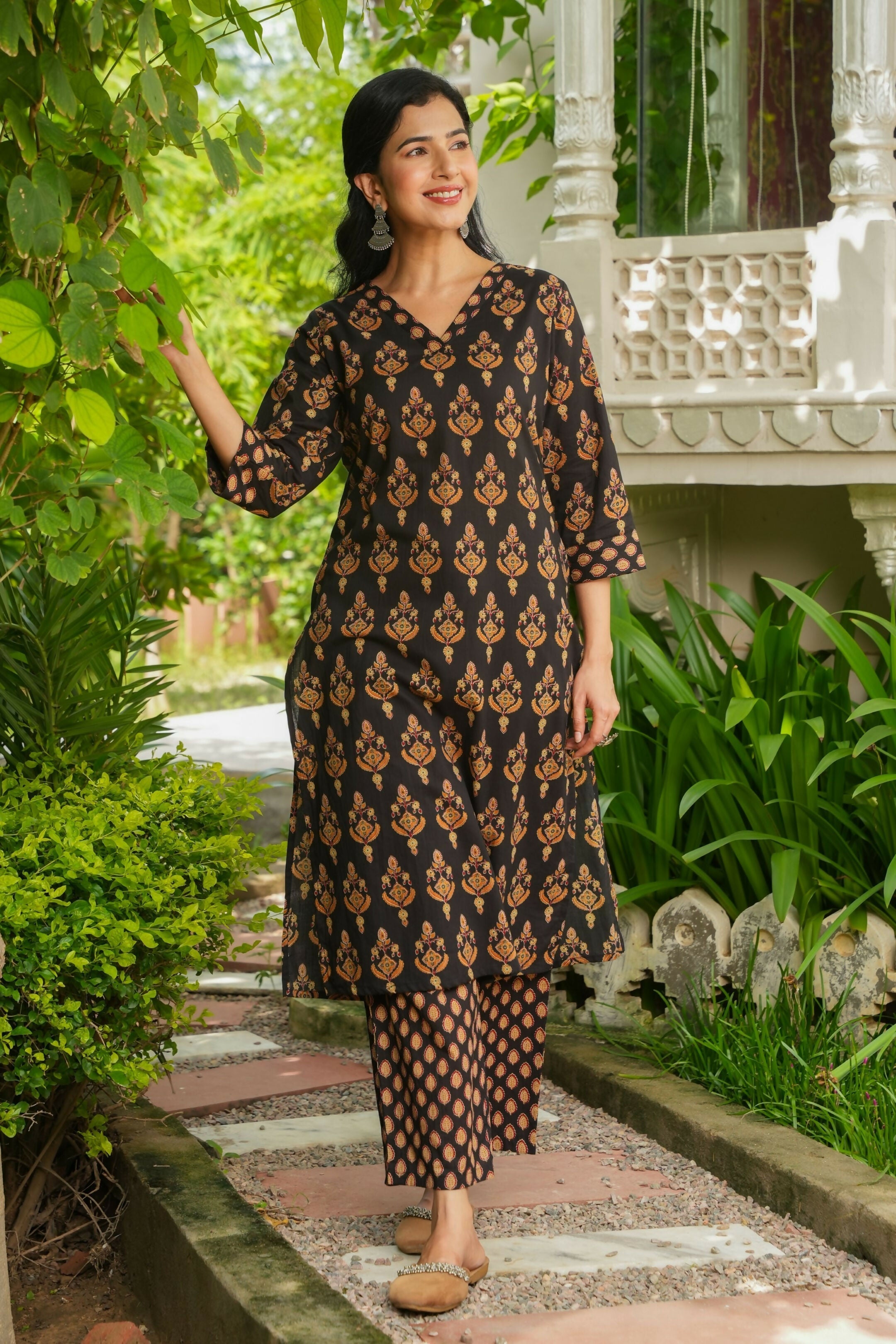 Women's Straight Soft Cotton Floral Print Women's Kurta - Black