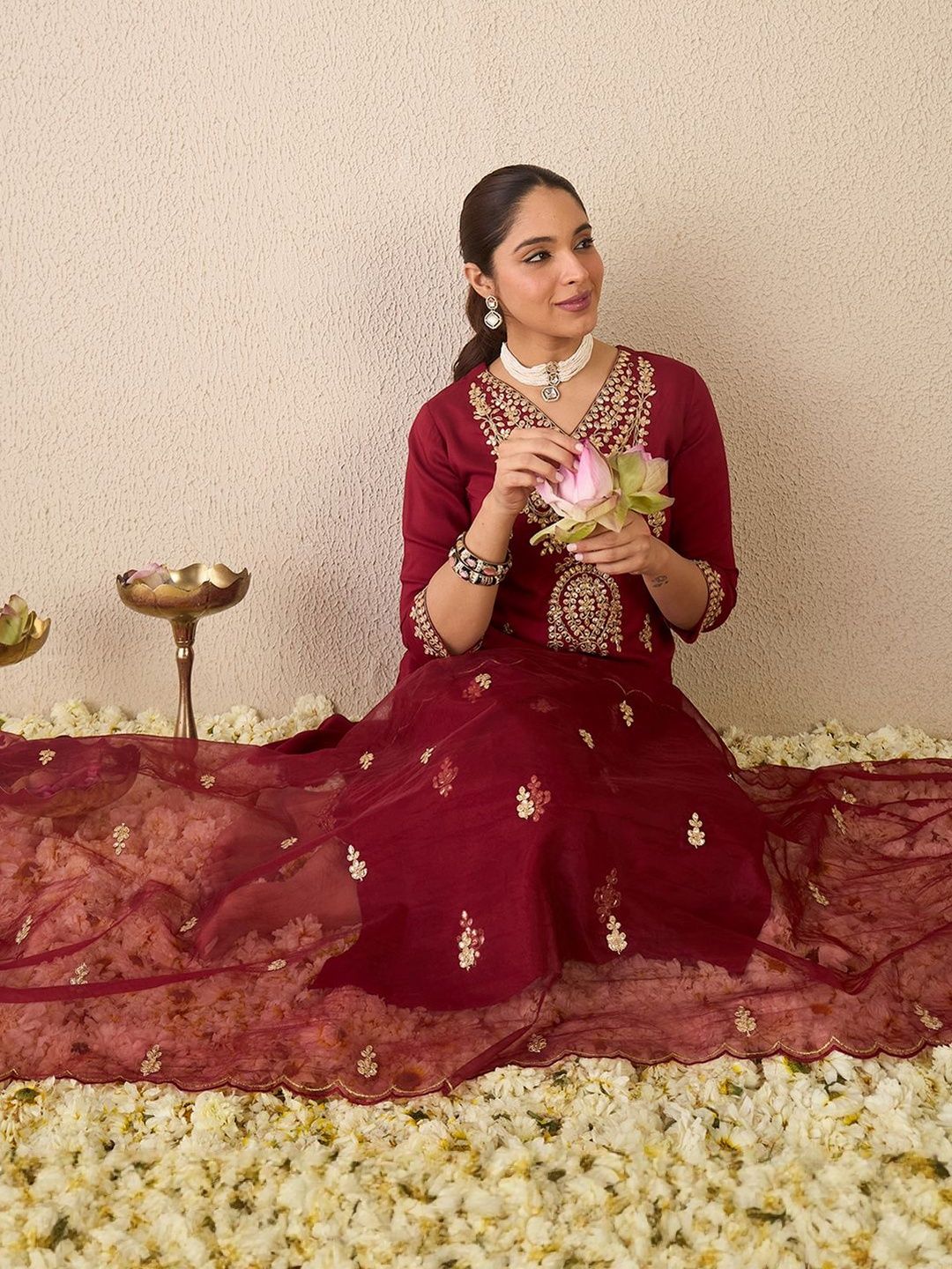 Dhiyona IE Ethnic Motifs Embroidered V-Neck Zari Straight Kurta With Trousers & Dupatta
