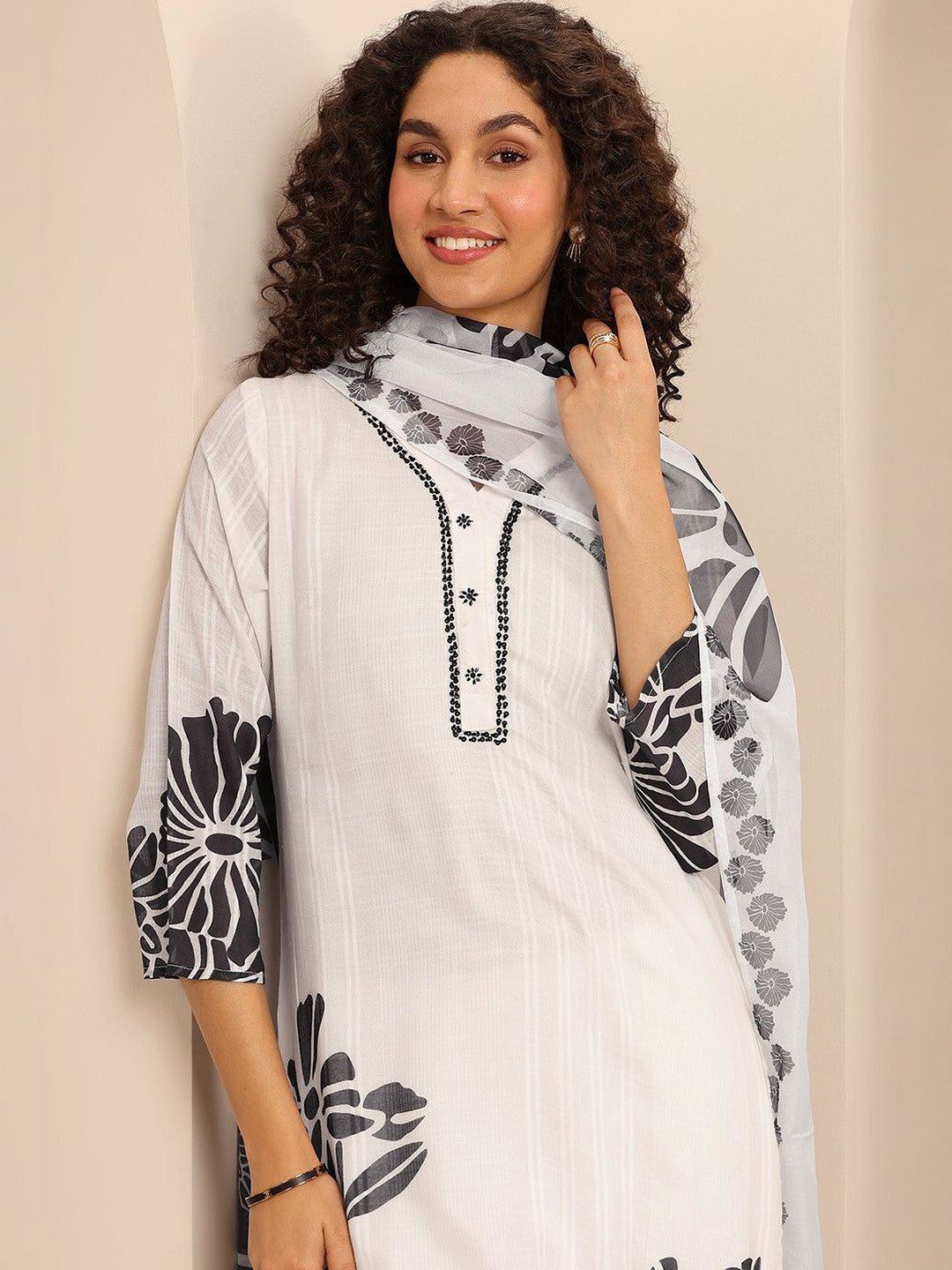 Women Floral Printed Regular Kurta with Trousers & With Dupatta