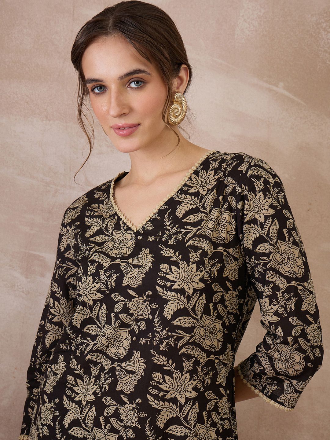 Dhiyona IE Women Floral Printed Regular Pure Cotton Kurta with Trousers