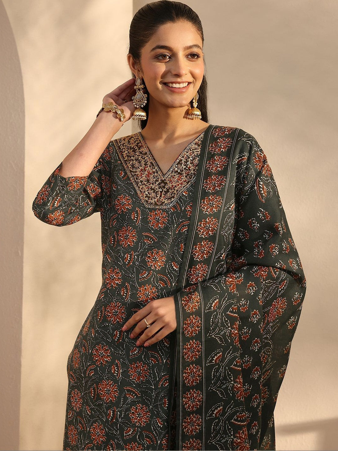 Women Floral Printed Regular Thread Work Kurta with Trousers & With Dupatta