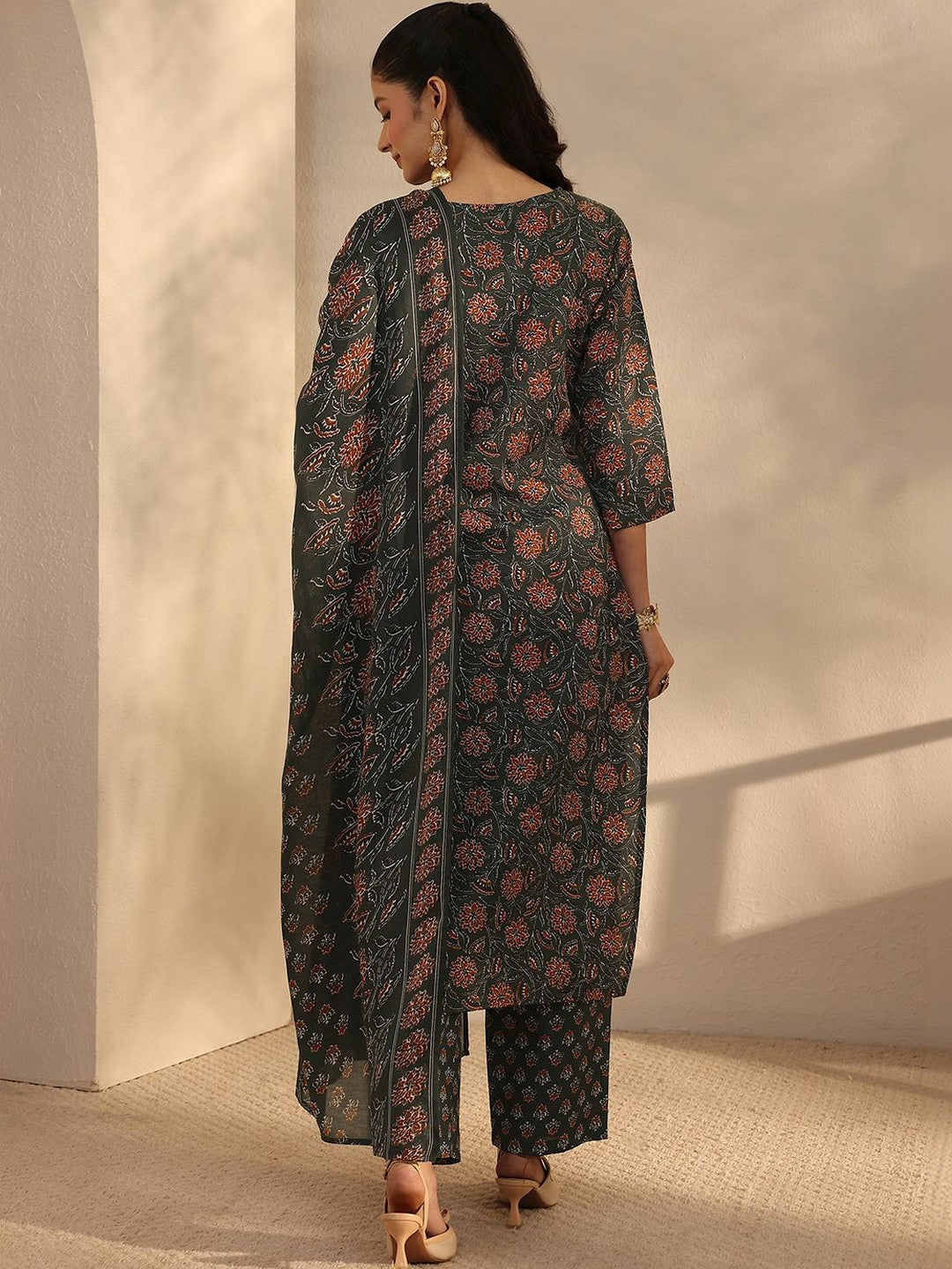 Women Floral Printed Regular Thread Work Kurta with Trousers & With Dupatta