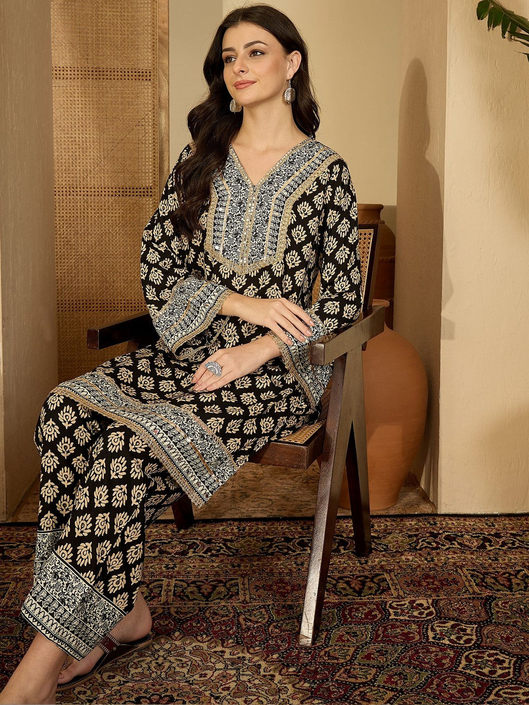 Dhiyona SN Ethnic Motifs Printed V-Neck Kurta & Trousers