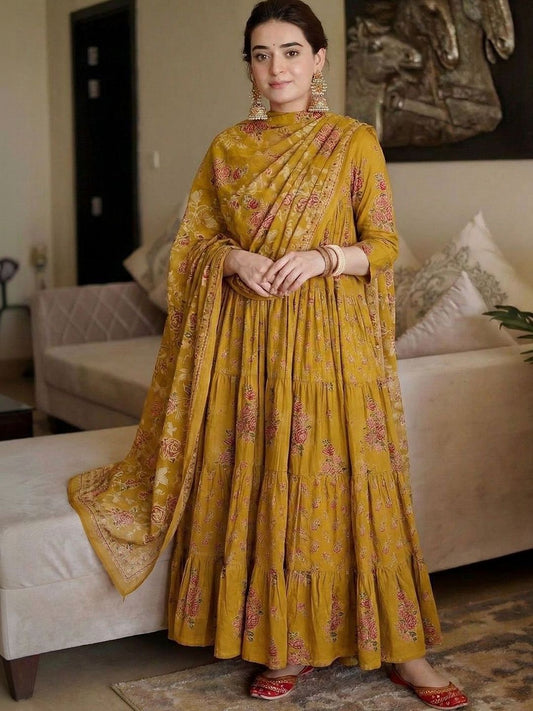 Dhiyona KL Women Floral Printed Tiered Kurta with Trousers & With Dupatta