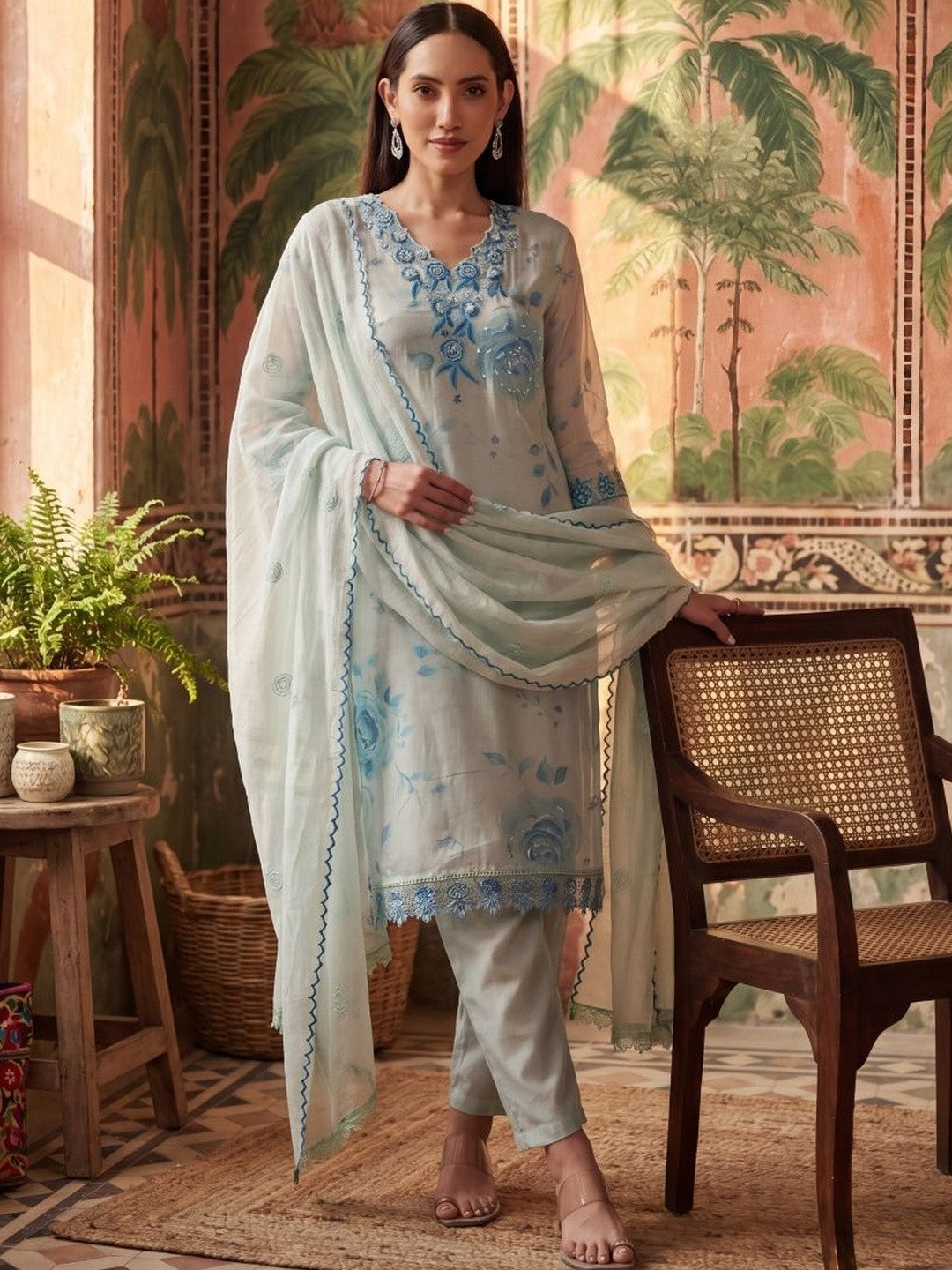 Women Floral Embroidered Regular Thread Work Kurta with Trousers & With Dupatta