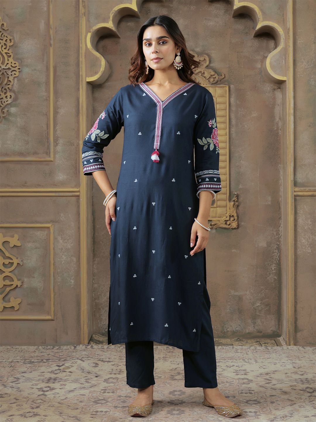 Dhiyona IE Ethnic Motifs Embroidered V-Neck Thread Work Kurta With Trousers