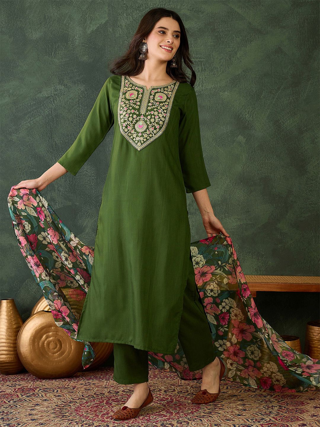 Dhiyona KL Women Floral Embroidered Regular Chikankari Kurta with Trousers & With Dupatta