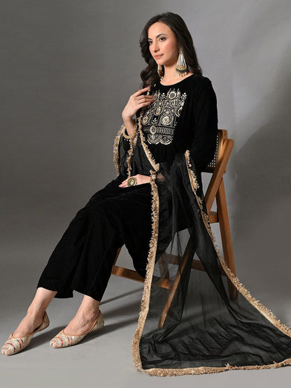 Women Black Velvet Embroidered Long Sleeve Kurta Set with Organza Dupatta