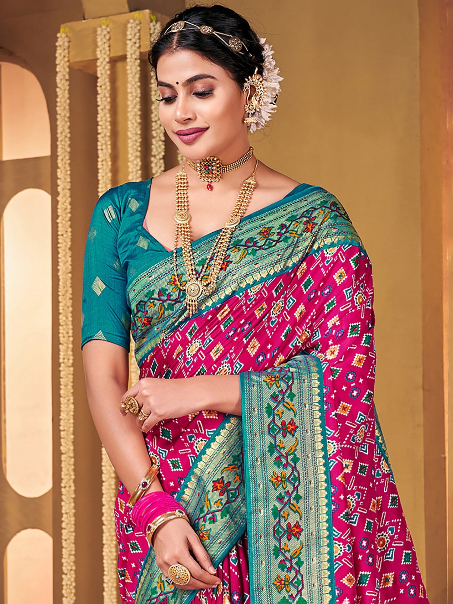 Women's Silk Blend Pink Woven Design Designer Saree With Blouse Piece