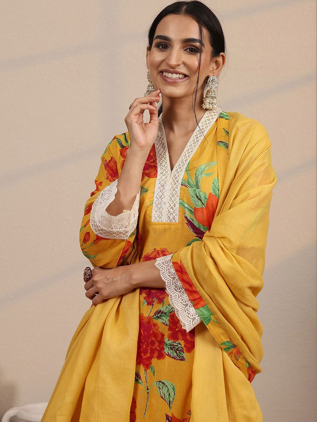 Women Floral Printed Regular Kurta with Trousers & With Dupatta
