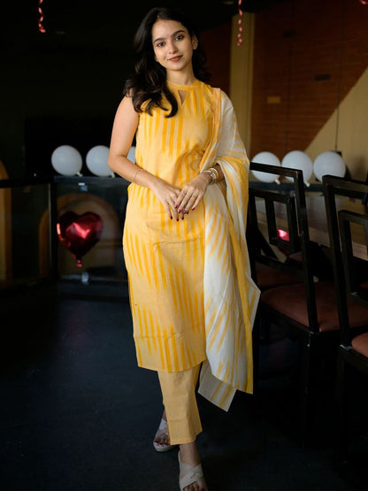 Dhiyona KL Women Striped Straight Kurta with Trousers & Dupatta