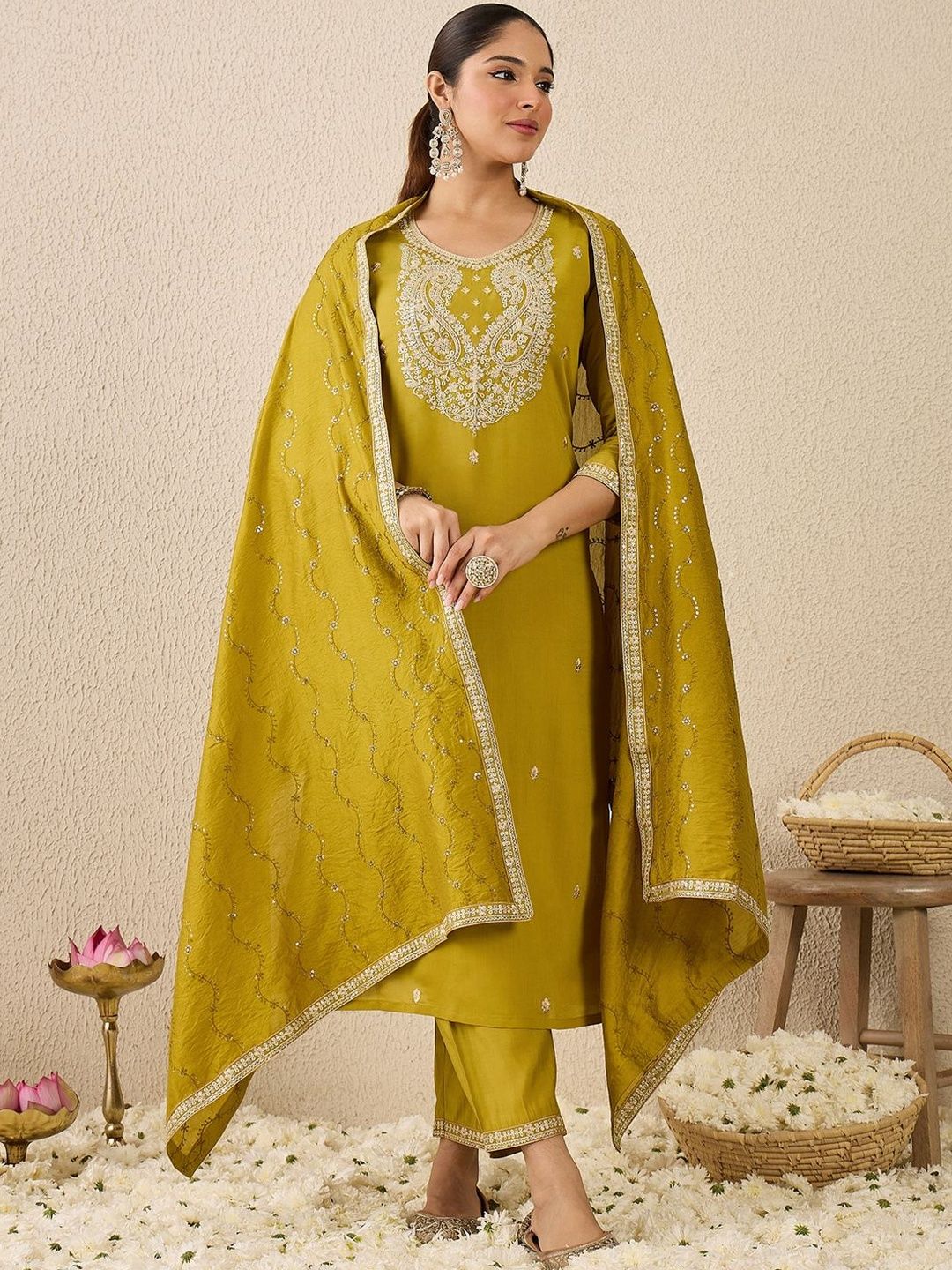 Dhiyona IE Women Embroidered Regular Thread Work Kurta And Trousers With Dupatta