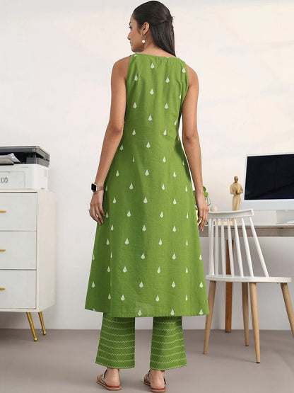 Women Printed Regular Kurta with Trousers