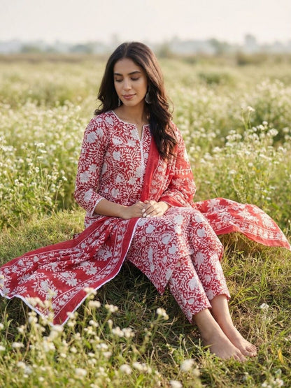 Red Women Floral Printed Regular Kurta with Trousers & With Dupatta