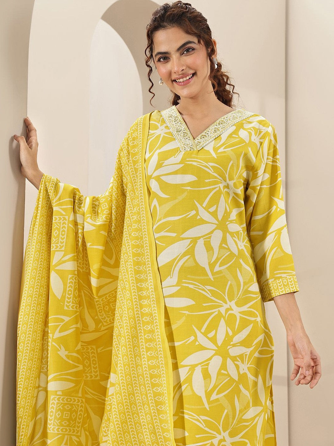 Women Floral Printed Regular Thread Work Kurta with Trousers & With Dupatta