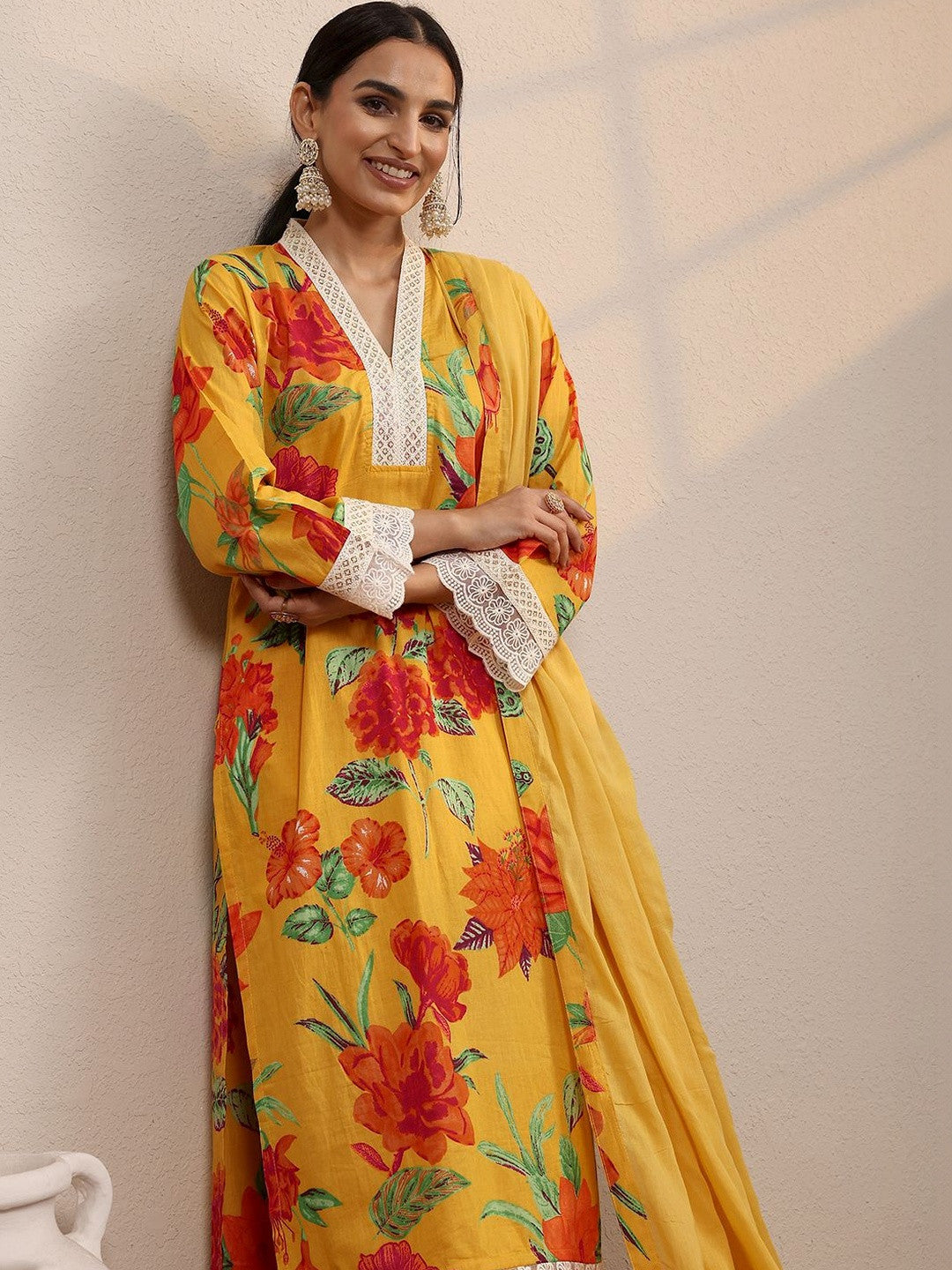 Women Floral Printed Regular Kurta with Trousers & With Dupatta