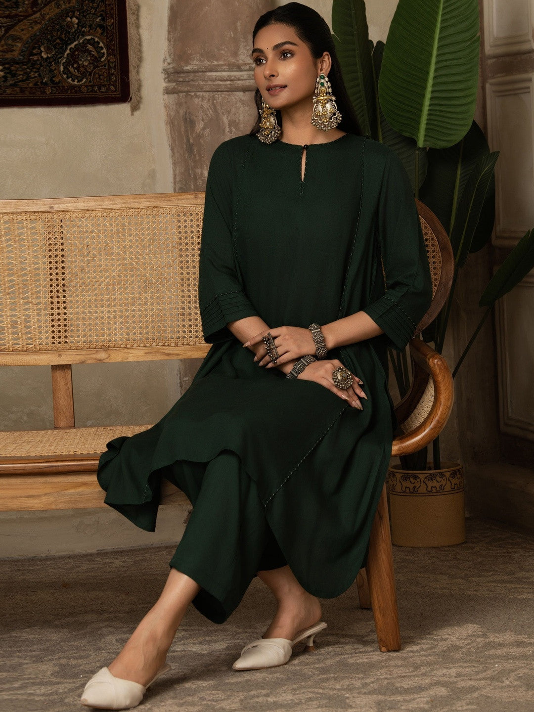 Women Green Regular Thread Viscose Rayon Round Neck Work Kurta Sets