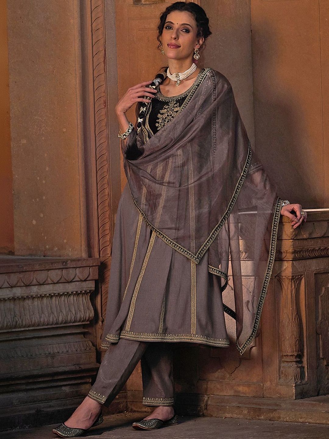 Dhiyona CH Women Ethnic Motifs Embroidered Regular Thread Work Kurta with Trousers & With Dupatta