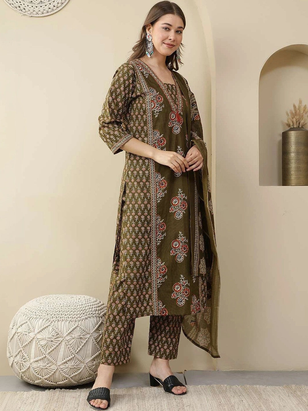 Women Floral Printed Regular Pure Viscos Kurta with Trousers & With Dupatta