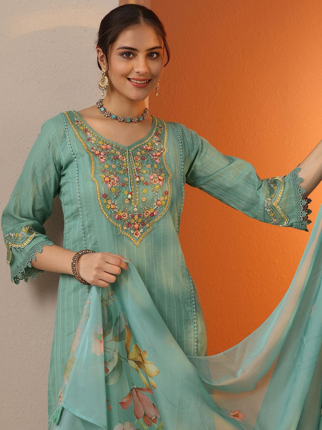 Women Floral Embroidered Regular Thread Work Kurta with Trousers & With Dupatta