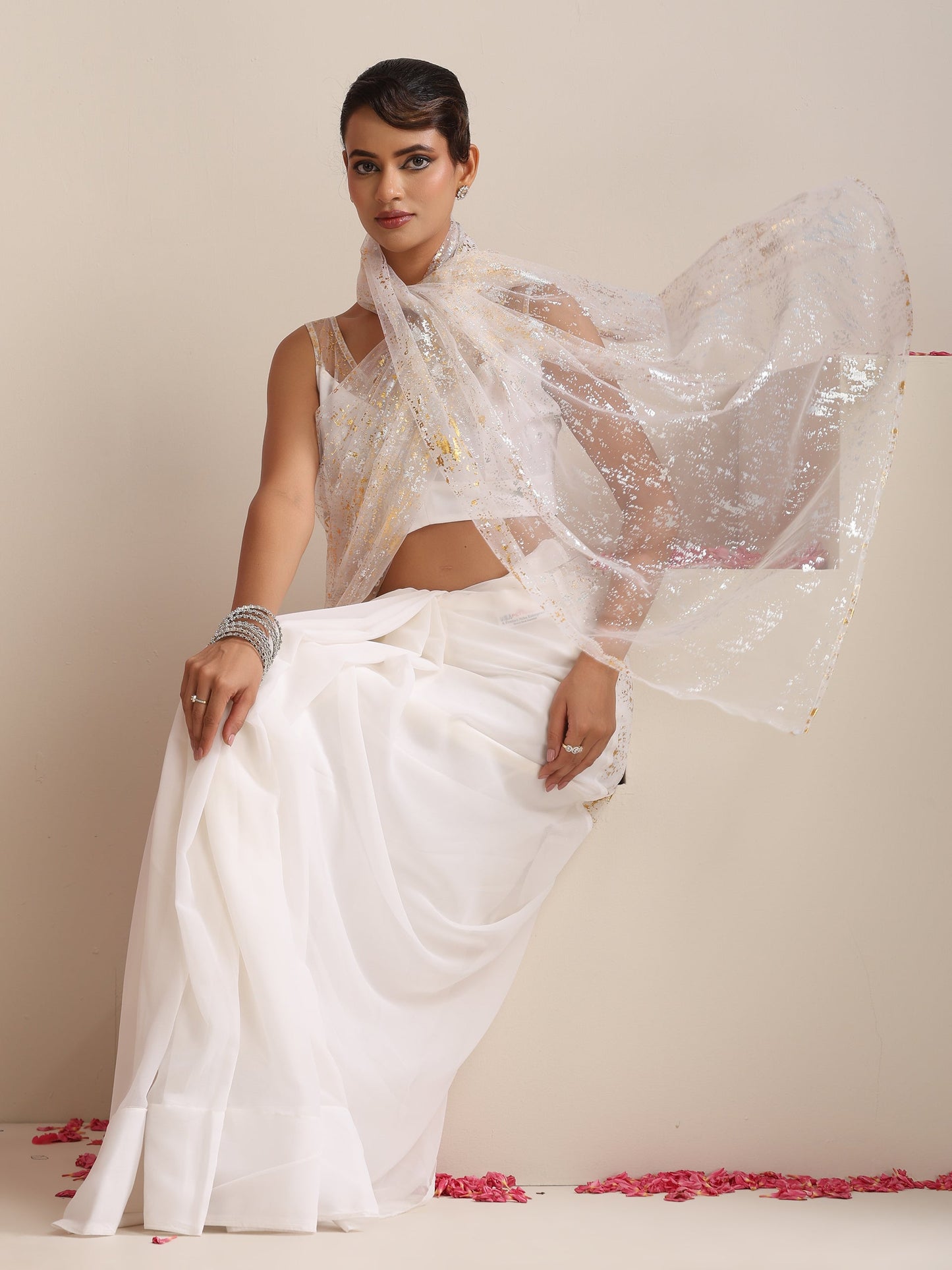 Dhiyona ST ??? White Georgette Saree with Gold Print and Blouse Fabric