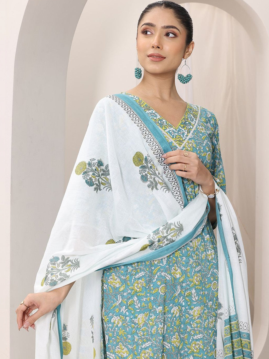 Women Floral Printed Regular Kurta with Trousers & With Dupatta