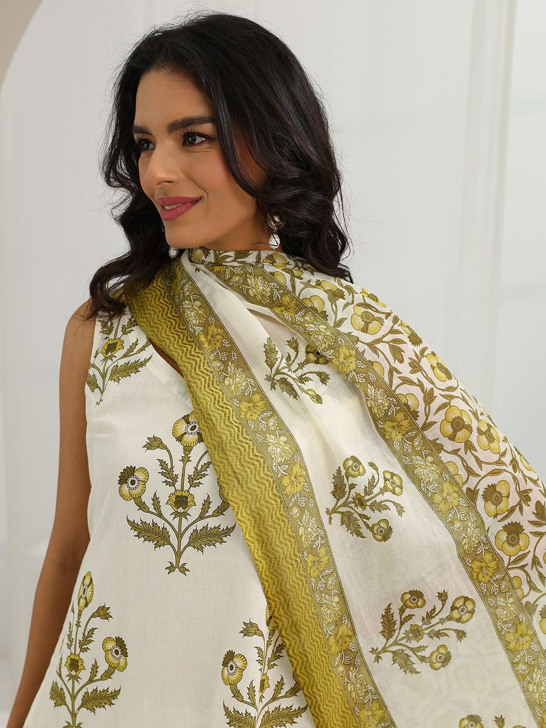 Women Floral Printed Kurta with Trousers & Dupatta
